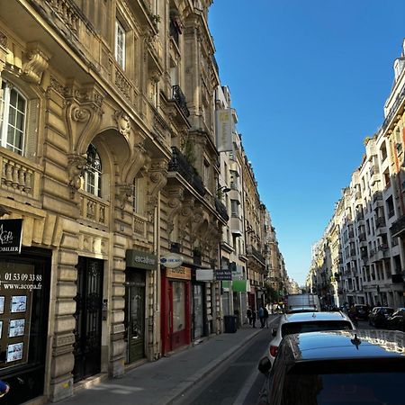 Love Wins Montmartre Париж Екстериор снимка